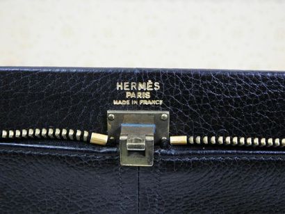 null Hermes Paris

Valise bicolore en cuir grainé noir et cuir naturel à surpiqûre...
