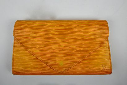 null Louis Vuitton 

Pochette à rabat en cuir épi jaune

Intérieur avec une pochette...