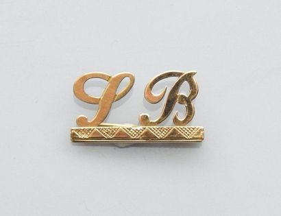 null Brooch in yellow gold, 750 MM, drawing a monogram in italic S.B., weight: 1.9gr....