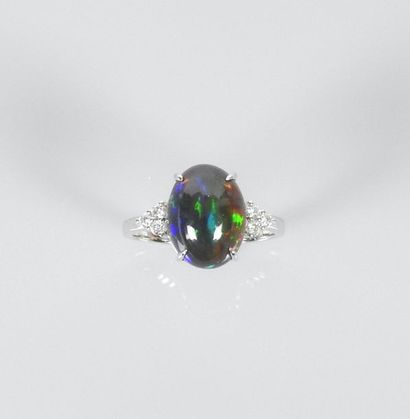 null Ring in white gold, 750 MM, set with a beautiful cabochon black opal with green...