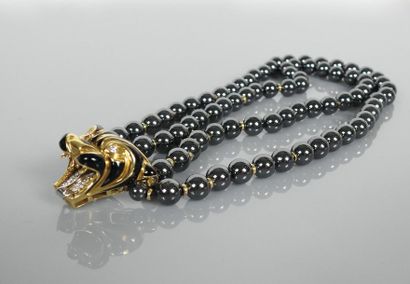 Joli collier de deux rangs de perles d'hématites,...