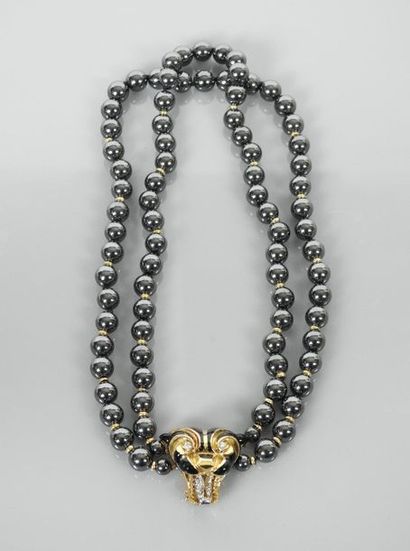 null Joli collier de deux rangs de perles d'hématites, réunis par une tête de panthère...