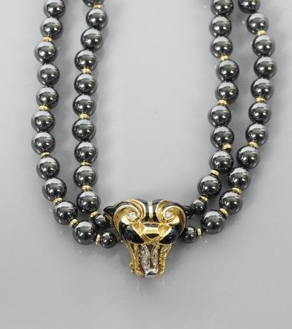 null Joli collier de deux rangs de perles d'hématites, réunis par une tête de panthère...