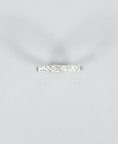 null Half - wedding band in white gold, 750 MM, centered of nine very white diamonds,...