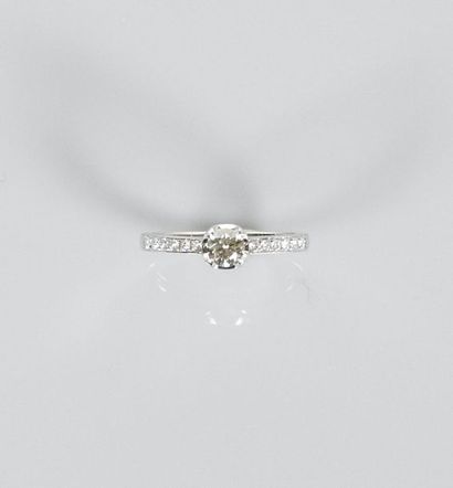 null Solitaire ring in white gold, 750 MM, set with a diamond weighing 0.31 carat...