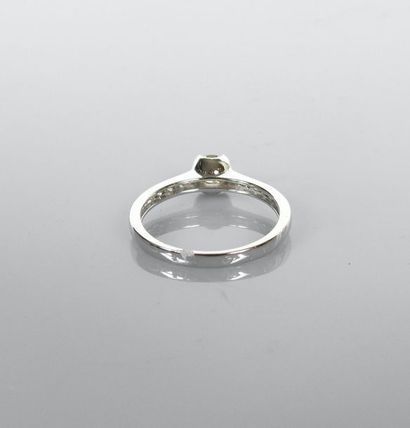 null Bague solitaire en or gris, 750 MM, ornée d'un diamant pesant 0,31 carat épaulé...