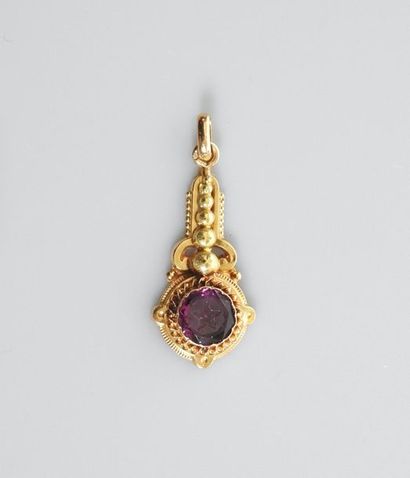 null Pendant in yellow gold, 750 MM, decorated with a round amethyst, dimensions...