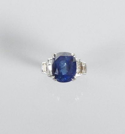 null Ring in white gold, 750 MM, set with a beautifully colored oval sapphire weighing...