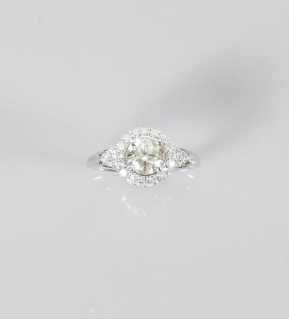 null Bague en or gris, 750 MM, centrée d'un diamant taille brillant pesant 0,80 carat...