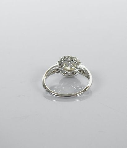 null Bague en or gris, 750 MM, centrée d'un diamant taille brillant pesant 0,80 carat...