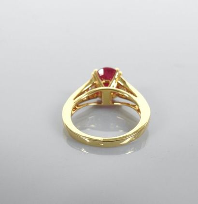 null Ring in white gold, 750 MM, set with an oval ruby weighing 2.77 carats and set...