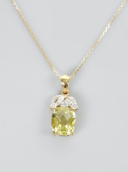 null Yellow gold chain and pendant, 750 MM, drawing leaves covered with diamonds...