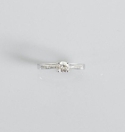 null Solitaire ring in white gold, 750 MM, set with a brilliant weighing 0.30 carat...