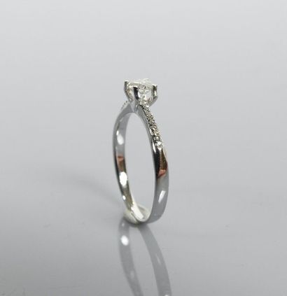 null Solitaire ring in white gold, 750 MM, set with a brilliant weighing 0.30 carat...