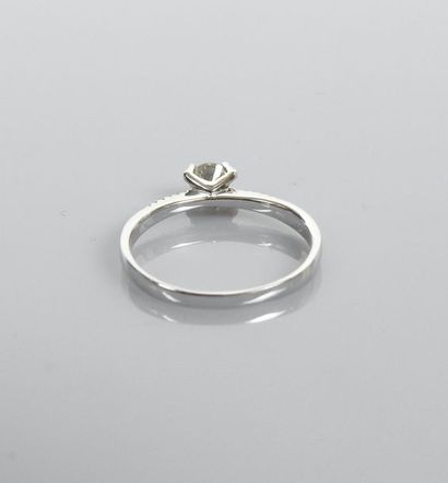 null Solitaire ring in white gold, 750 MM, set with a brilliant weighing 0.30 carat...