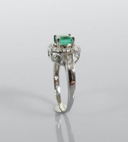 null White gold ring, 750 MM, centered on a cushion-cut emerald weighing 1.03 carat...