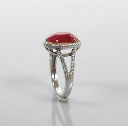null Ring in white gold, 750 MM, set with a beautiful oval ruby weighing 3.80 carats,...