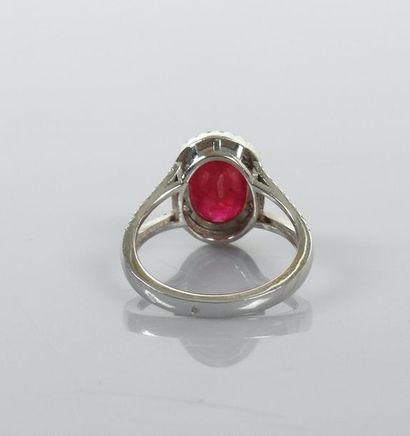 null Ring in white gold, 750 MM, set with a beautiful oval ruby weighing 3.80 carats,...