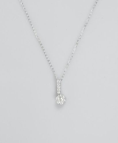 null Chain and pendant in white gold, 750 MM, depicting a fleurette worn by a long...