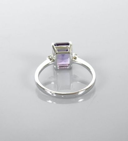 null White gold ring, 750 MM, set with an emerald cut amethyst weighing 2.30 carats...