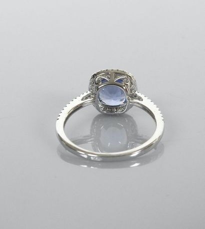 null Ring in white gold, 750 MM, set with a very beautiful cushion-cut sapphire weighing...