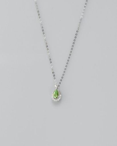 null Chain and pendant in white gold, 750 MM, centered on a pear cut green garnet...