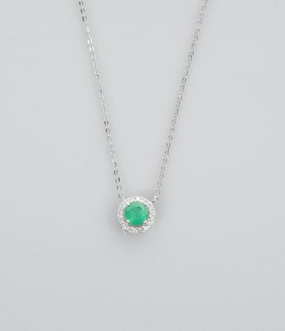 null Chain and pendant in white gold, 750 MM, centered on a round emerald weighing...