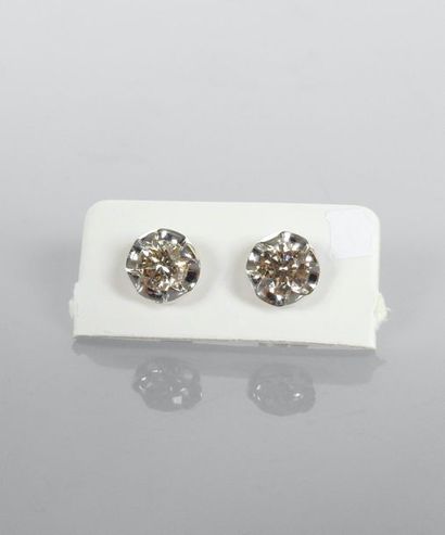 null White gold earrings, 750 MM, each adorned with a brilliant-cut diamond, total...