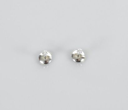 null White gold earrings, 750 MM, each decorated with a diamond set with six claws,...