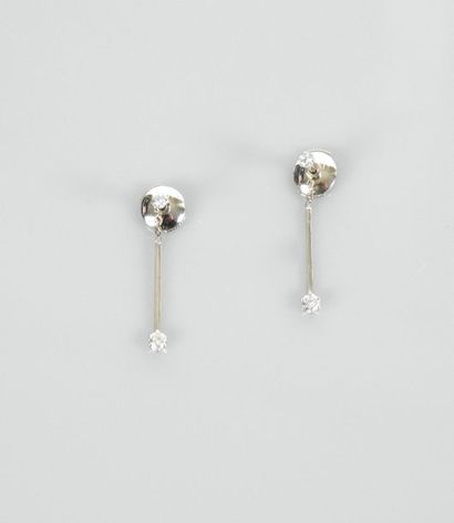 null Earrings in white gold, 750 MM, each adorned with a diamond bearing a stem ending...