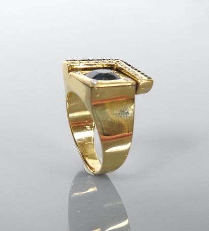 null Yellow gold signet ring, 750 MM, centered on an oval sapphire weighing approximately...
