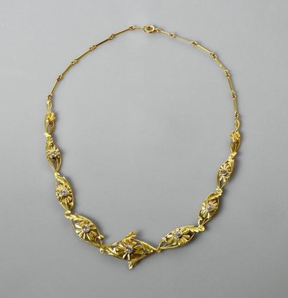 null Très beau collier " Draperie " en or jaune, 750 MM, sept maillons à décor naturaliste...