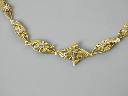 null Very beautiful necklace "Drapery" in yellow gold, 750 MM, seven links with naturalist...