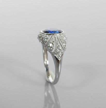 null Fine "Döme" ring in white gold, 750 MM, centered on an oval sapphire weighing...