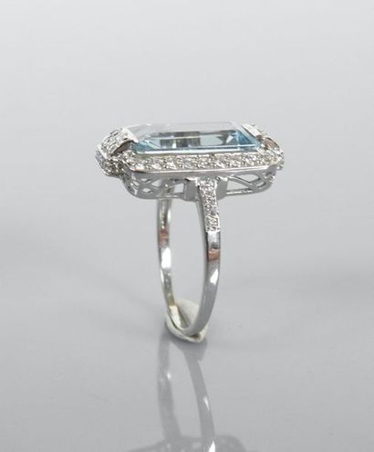 null Art Deco style ring in white gold, 750 MM, decorated with a very beautiful emerald...