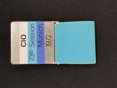 null Jeux Olympiques. Munich 1972 - 73e Session. 1 insigne ruban bleu.