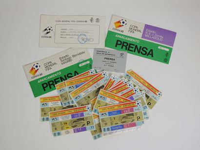 null Football. Coupe du monde 1982, Espagne : a) Ensemble de 17 billets officiels...