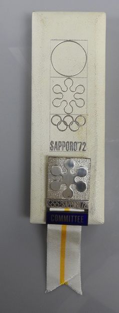 null Jeux Olympiques. Sapporo 1972, badge officiel en métal pour le Committee Dans...