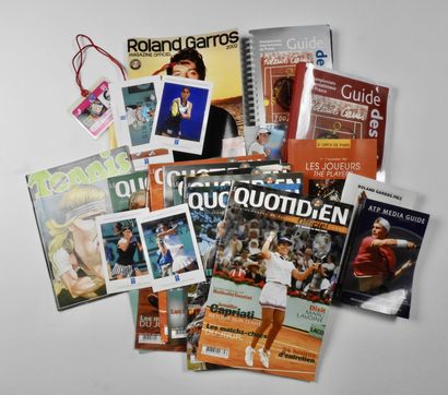 null Tennis. 18 items: a) Roland Garros 2002, 12 items: "Official magazine" (2 copies),...