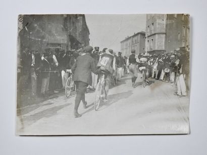 null Cyclisme. Tour 1907. Photo argentique. Au contrôle de Mantes-la-Jolie, Alibert...