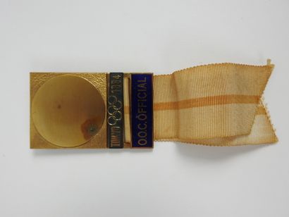 null Jeux Olympiques. Tokyo 1964, badge officiel en métal doré avec soleil levant,...