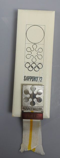 null Jeux Olympiques. Sapporo 1972, badge officiel en métal pour les "Guests". Dans...