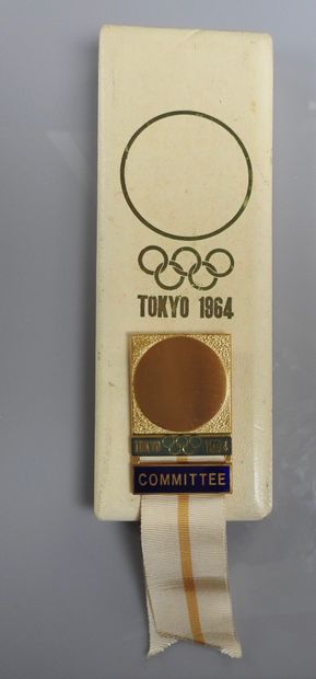 null Jeux Olympiques. Tokyo 1964, badge officiel en métal pour le Committee Dans...