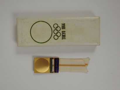 null Jeux Olympiques. Tokyo 1964, badge officiel mention OOC Official (en bleu) avec...