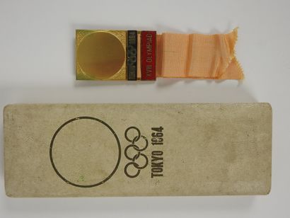 null Jeux Olympiques. Tokyo 1964, badge officiel dans son écrin (un peu passé) soleil...