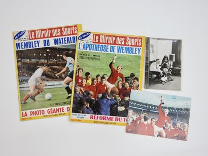 null Football. Coupe du Monde 1966 (Angleterre) : Quatre pièces : a) deux numéros...