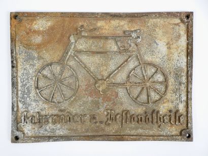null Cyclisme. Plaque de fonte allemande, réclame pour un vélociste, avec reproduction...