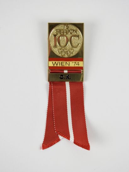 null Jeux Olympiques. 1974. Vienne 1974 - 75e Session, 1 insigne ruban rouge, comité...