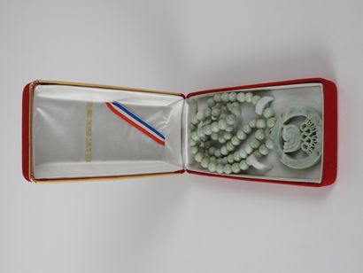 null Jeux Olympiques. 1988 Séoul. Collier jade avec en médaillon avec les logos officiels....