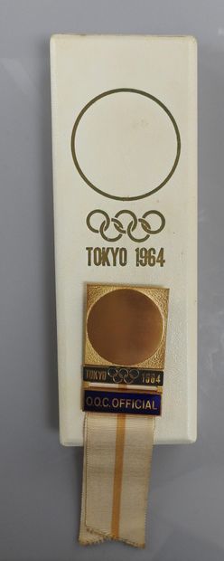 null Jeux Olympiques. Tokyo 1964, badge officiel en métal pour le O.O.C OFFICIAL...